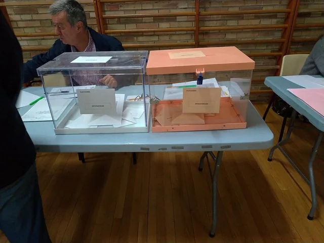 Urnas para las papeletas del Congreso y del Senado en un colegio electoral de Madrid, en 2019.